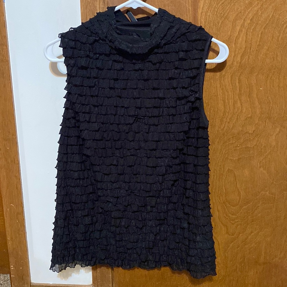 Sleeveless ruffle shirt